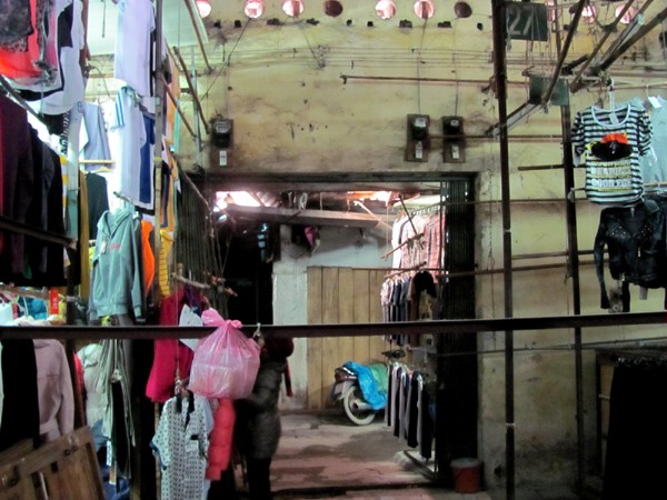 Hệ thống điện còn quá thô sơ có thể là mối họa tiềm ẩn khiến nhiều khu chợ ở Hà Nội cháy rụi như chợ Quảng Ngãi.